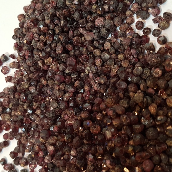 596ct red garnet crystal lot from baluchistan - Picture 3 of 3